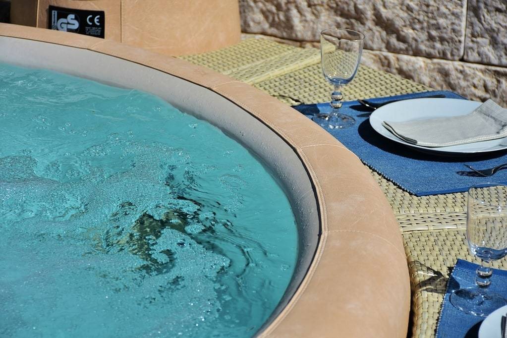 Mousse, pH instable et odeurs&nbsp;: les 5 erreurs d'entretien de SPA à éviter absolument